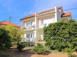 Apartments with parking space Trogir - 18116