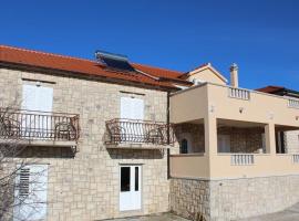 Apartments with a parking space Donji Humac, Brac - 18119, hôtel à Nerežišće