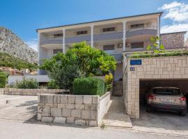 Apartments and rooms by the sea Duce, Omis - 18155, hôtel à Omiš