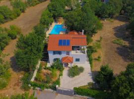 Family friendly house with a swimming pool Bisko, Zagora - 18181, hotel v destinaci Dicmo