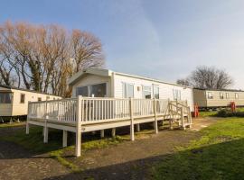 Caravan With Decking At Coopers Beach Holiday Park Ref 49012cw, allotjament vacacional a East Mersea