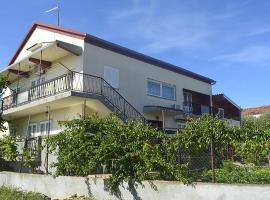 Apartments with a parking space Bibinje, Zadar - 18227、ビビニェのホテル