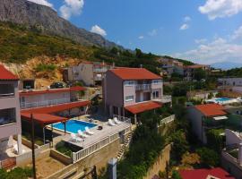 Apartments and rooms with a swimming pool Lokva Rogoznica, Omis - 18328, hotel a Lokva Rogoznica