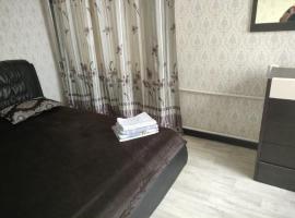 Уютная двухкомнатная квартира в Актобе, hotel in Aktobe