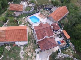 Family friendly house with a swimming pool Zupa Srednja, Zagora - 18369, cabaña o casa de campo en Zagvozd