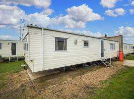 Lovely 6 Berth Caravan For Hire At Naze Marine Park In Essex Ref 17316bw, hotel in Walton-on-the-Naze