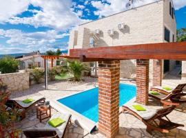 Luxury villa with a swimming pool Novigrad - 18339, hotell sihtkohas Novigrad Dalmatia