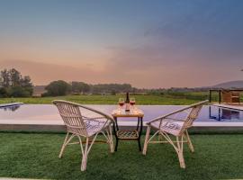 나시크에 위치한 호텔 SaffronStays Onellaa, Nashik - infinity pool villa surrounded by a vineyard