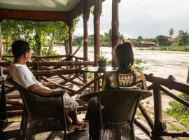 Nongsak Riverside Guesthouse & Nongsak Guesthouse, παραθεριστική κατοικία σε Ban Khon