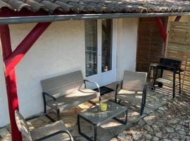 8-Gîte 5 personnes avec piscine, family hotel in Saint-Aubin-de-Nabirat