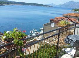 Holiday home by the sea, villa em Povlja