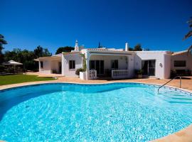VILLA NOEMI, hotel v destinaci Portimão