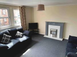 Modern 2 bed flat, private parking & sec entry, hotel in Gourock