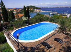 Booking Franov Residence on island Ugljan with the pool, BBQ and beautiful sea-view!, lägenhet i Kali