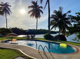 Relaxing Property with Stunning Views and Pool, hotel u gradu 'Toa Baja'