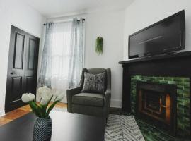 Lovely 2BR w Office space - KING BED & ALEXA, vacation rental in Pittsburgh