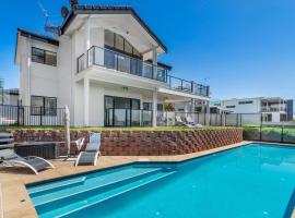 Above and Beyond - Beautiful Home with Heated Pool and Views, lodging in Salamander Bay