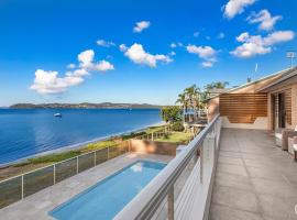 Seaside Sanctuary - Waterfront Luxury Home with Heated Pool, lodging in Salamander Bay