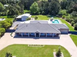 Coast and Country Estate - 15m Heated Pool and Minutes to Beach