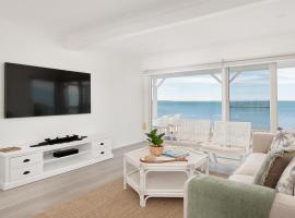 The Beach Shack on Wanda - Brand New Beachfront Luxury, feriebolig i Salamander Bay