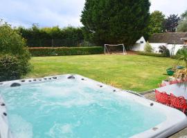 Drystone Manor - Swim Hot Tub, Tennis, Gatherings, хотел в Iron Acton