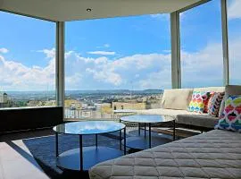 Luxury Central Hilltop Apartment With Great Views