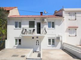 Apartments and rooms with parking space Baska, Krk - 19215, bed & breakfast σε Baška