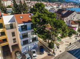 Apartments by the sea Makarska - 19145, khách sạn ở Makarska