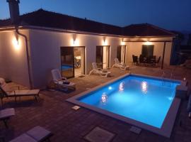 Luxury villa with a swimming pool Vrsi - Mulo, Zadar - 19093: Vrsi şehrinde bir otel