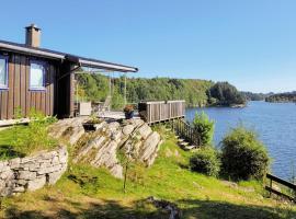 Nice Home In Frresfjorden With Wifi And 2 Bedrooms, hotel na praia em Sørvåg