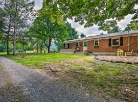 Peaceful Home with Patio and Fire Pit on 2 Acres!, familiehotel in Dauphin