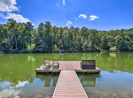 Charming Georgia Abode with Hot Tub and Grill!、Worthvilleのホテル