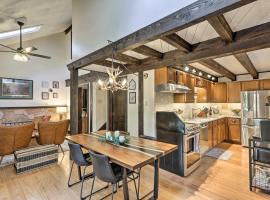 Woodsy Flagstaff Hideaway with Deck and Sunroom!, Hotel in Mountainaire