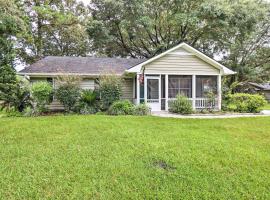 Peaceful Beaufort Home with Front Porch and Grill, hotel con estacionamiento en Beaufort