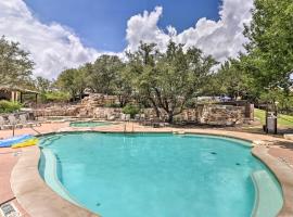 Lake Travis Condo with Resort Amenity Access!, hotel con estacionamiento en Jonestown