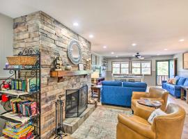 Main St Red River Ski Condo with Mountain View!، شقة في ريد ريفر