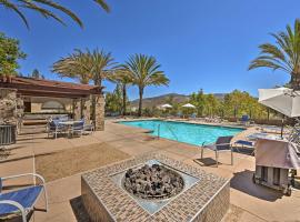 Updated San Diego Getaway with Mtn and Pool View, hotel di San Marcos