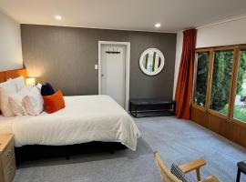 Shy Cottage and Studio, Cama e café (B&B) em Greytown