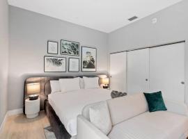 Pretty Rola 304 Luxury Apt w King Bed Central Area, luxury hotel in Fort Lauderdale