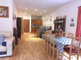 Ground Floor Slievemore Apartment, ξενοδοχείο σε Bellanasally