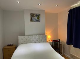 Large Double Bedroom with free on site parking, hotel near Kingston Hospital, Kingston upon Thames