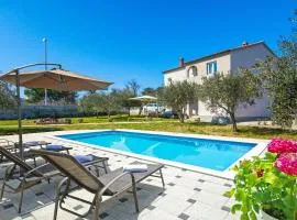 Family friendly house with a swimming pool Nin, Zadar - 19431