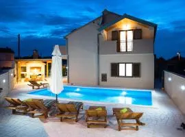 Luxury villa with a swimming pool Pridraga - Cuskijas, Novigrad - 19461