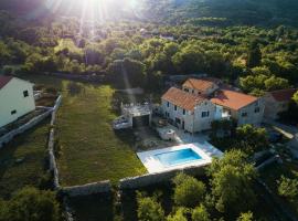 Family friendly house with a swimming pool Drnis, Zagora - 19682, hotel i Siverić