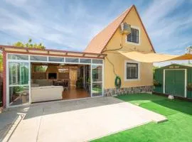 Casita entre naranjas