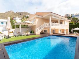 Agradable casa con piscina, hotel med parkering i Bolnuevo