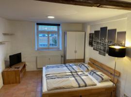 4 Betten in 3-Zimmer-Wohnung mit WLAN TV und Garten, hotel with parking in Schwieberdingen