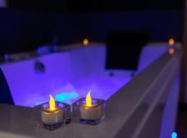 Suite romantique avec sauna et balnéo privatifs au Barcarès, hotelli, jossa on porealtaita kohteessa Le Barcarès