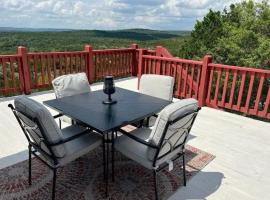 Entire 2br 2ba hilltop view home Sleeps 7 pets 4 acres Jacuzzi Central AC Kingbeds Free Wifi-Parking Kitchen WasherDryer Starry Terrace Two Sunset Dining Patios Grill Stovetop Oven Fridge OnsiteWoodedHiking Wildlife CoveredPatio4pets & Birds Singing!, hotel in Marble Falls