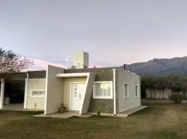 Confortable casa traslasierra. Vista al Champaqui